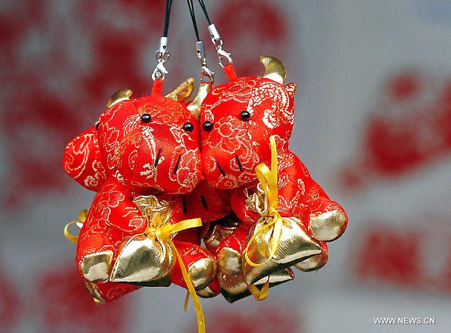 File photo taken on Jan. 30, 2009 shows handicrafts of ox at a temple fair in Zhengzhou, capital of central China's Henan Province. 2009 was the Year of the Ox in the Chinese Zodiac. Chinese Zodiac is represented by 12 animals to record the years and reflect people's attributes, including the rat, ox, tiger, rabbit, dragon, snake, horse, sheep, monkey, rooster, dog and pig.(Xinhua/Wang Song) 