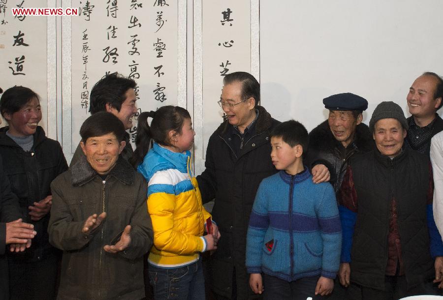 Chinese Premier Wen Jiabao (C) visits local people at Huaqiao Village of Changba Town in Kangxian County, northwest China's Gansu Province, Feb. 8, 2013. Premier Wen made an inspection tour in Gansu and Shaanxi Province, also in northwest China, on Feb. 8-9. (Xinhua/Li Xueren) 