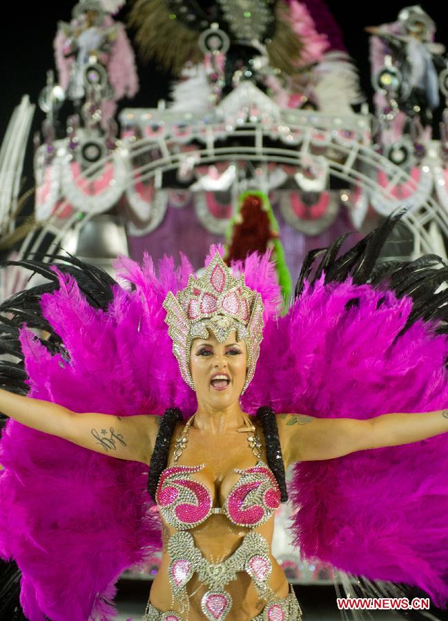 A performer participates in the samba parade in Rio de Janeiro, Brazil, Feb. 8, 2013. (Xinhua/Weng Xinyang) 