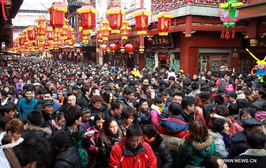 Tourists swarm the City God Temple of east China's Shanghai Municipality, Feb. 10, 2013. Shanghai saw a tourist peak on Sunday, the first day of the 2013 Spring Festival holiday. The city is estimated to receive more than three million tourists during the week-long holiday. (Xinhua/Ding Ting) 