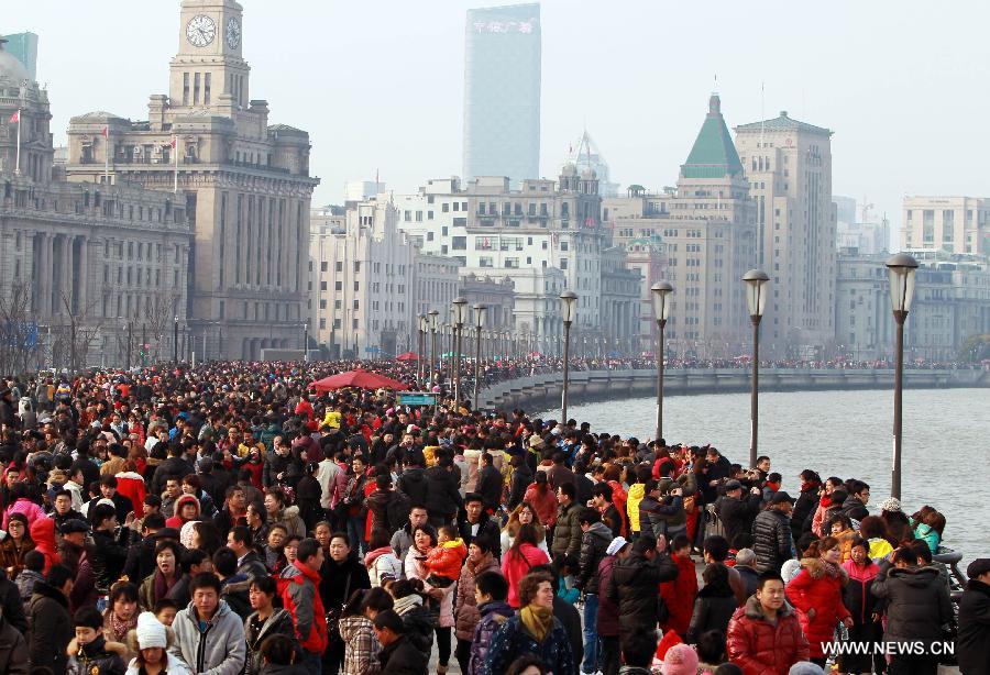 Tourists swarm the Bund in east China's Shanghai Municipality, Feb. 10, 2013. Shanghai saw a tourist peak on Sunday, the first day of the 2013 Spring Festival holiday. The city is estimated to receive more than three million tourists during the week-long holiday. (Xinhua/Ding Ting) 
