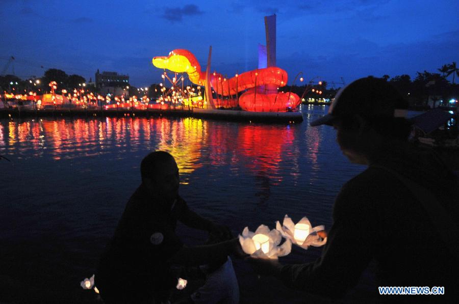 People Set off Lotus lanterns to celebrate the Chinese lunar New Year, the year of the snake, on Ancol beach in northern Jakarta, Indonesia, Feb. 9, 2013. The Chinese Spring Festival falls on Feb. 10 this year. (Xinhua/Agung Kuncahya B.)