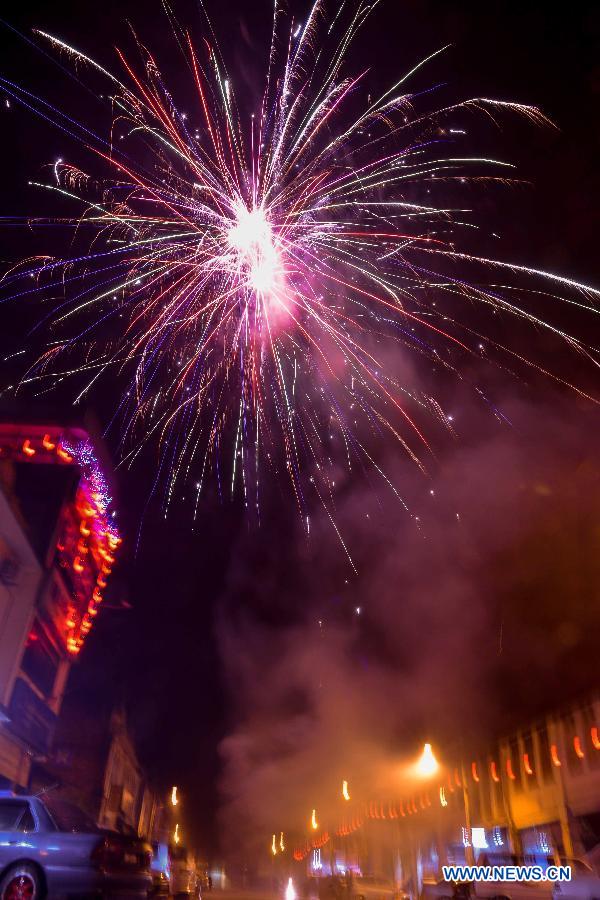 Overseas Chinese set off firecrackers to celebrate the Chinese lunar New Year, the year of the snake, in Kluang, Johor, Malaysia, Feb. 10, 2013. (Xinhua/Chong Voon Chung)  