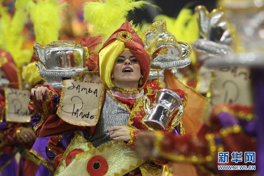 Performers participate in the carnival in Sao Paulo, Brazil, Feb. 10, 2013. (Xinhua Photo)