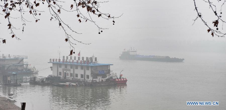 Photo taken on Feb. 11, 2013 shows the fog-enveloped Xiangjiang River in Changsha, capital of central China's Hunan Province. Changsha witnessed a heavy fog on Monday. (Xinhua/Long Hongtao) 