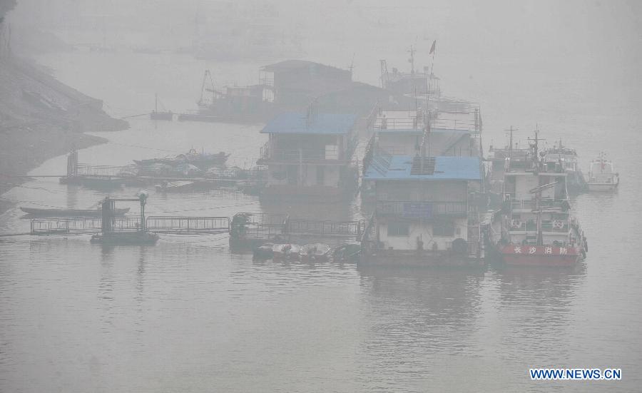 Vessels on the Xiangjiang River are shrouded with fog in Changsha, capital of central China's Hunan Province, Feb. 11, 2013. Changsha witnessed a heavy fog on Monday. (Xinhua/Long Hongtao) 