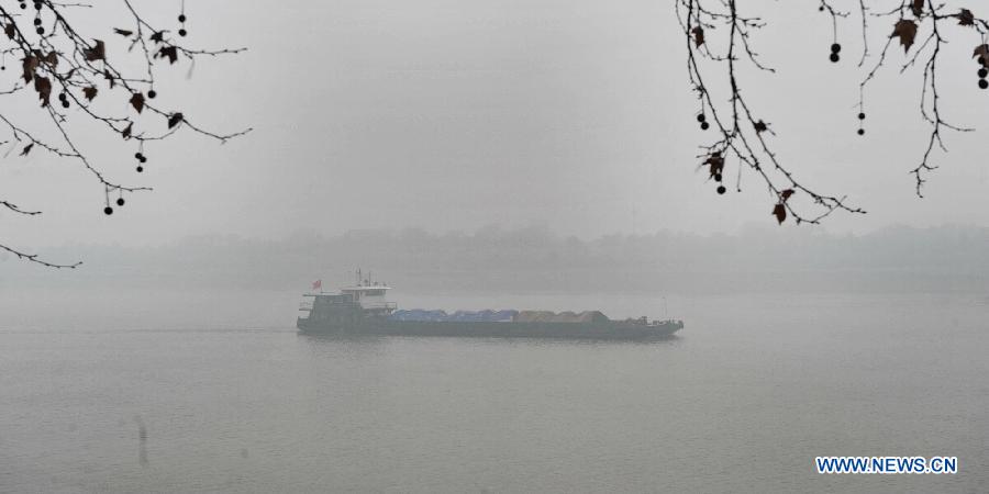 A vessel runs in fog on the Xiangjiang River in Changsha, capital of central China's Hunan Province, Feb. 11, 2013. Changsha witnessed a heavy fog on Monday. (Xinhua/Long Hongtao) 