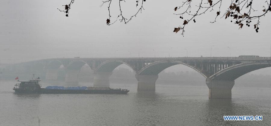 Photo taken on Feb. 11, 2013 shows the fog-enveloped Juzizhou Bridge in Changsha, capital of central China's Hunan Province. Changsha witnessed a heavy fog on Monday. (Xinhua/Long Hongtao) 