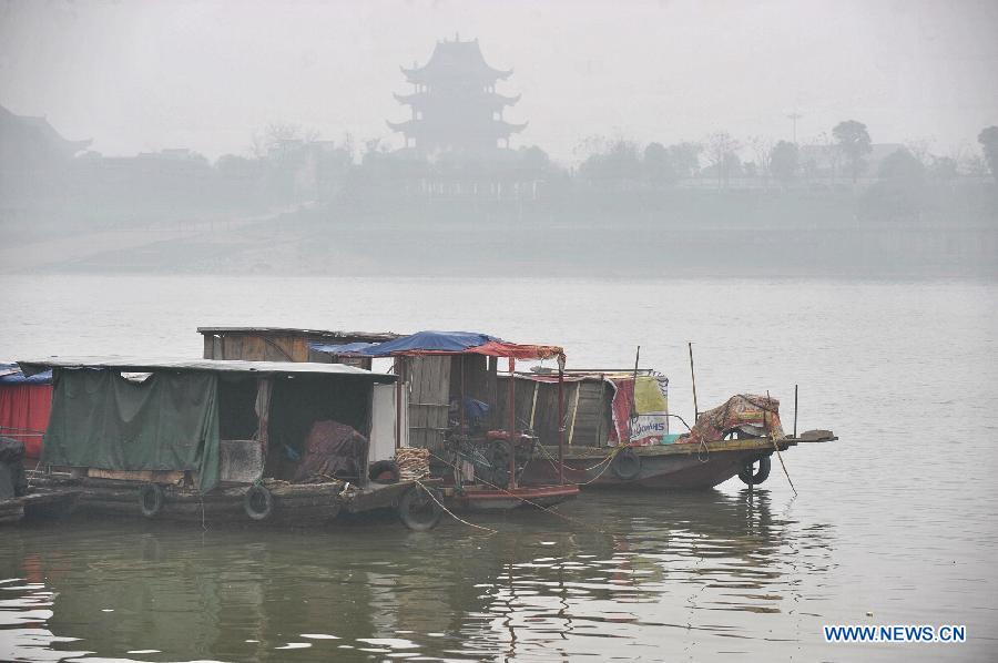 Photo taken on Feb. 11, 2013 shows the fog-enveloped Gongji Tower on the Juzizhou, an islet on the Xiangjiang River, in Changsha, capital of central China's Hunan Province. Changsha witnessed a heavy fog on Monday. (Xinhua/Long Hongtao) 