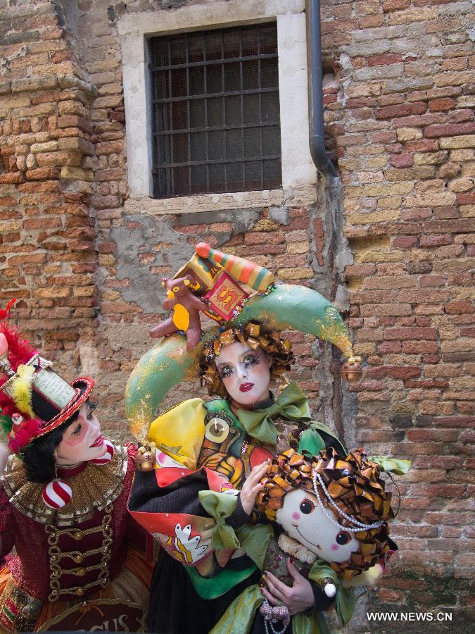 Costumed revellers participate in the carnival in Venice, Italy, on Feb. 10, 2013. The 18-day 2013 Venice carnival will end on Feb. 12. (Xinhua/Huang Xiaozhe) 