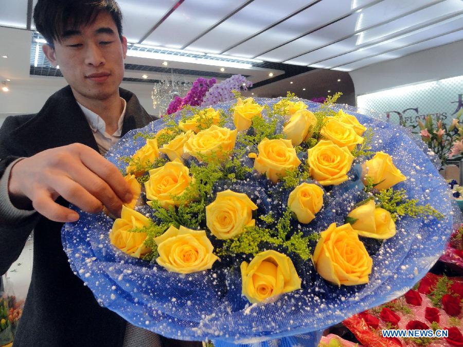 A flower shop staff member prepares roses for the sales peak during the upcoming Valentine's Day in Suzhou City, east China's Jiangsu Province, Feb. 11, 2013. (Xinhua/Wang Jiankang) 