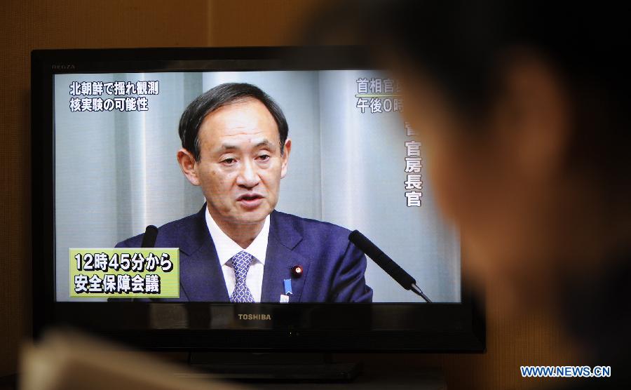 A man watches TV reports of Japan's Chief Cabinet Secretary Yoshihide Suga's press conference on the suspected nuclear test by the Democratic People's Republic of Korea (DPRK), in Tokyo, Japan, Feb. 12, 2013. The DPRK said on Tuesday that it has successfully conducted a third nuclear test to safeguard national security against U.S. hostile policy, the official KCNA news agency reported. Enditem (Xinhua/Kenichiro Seki)