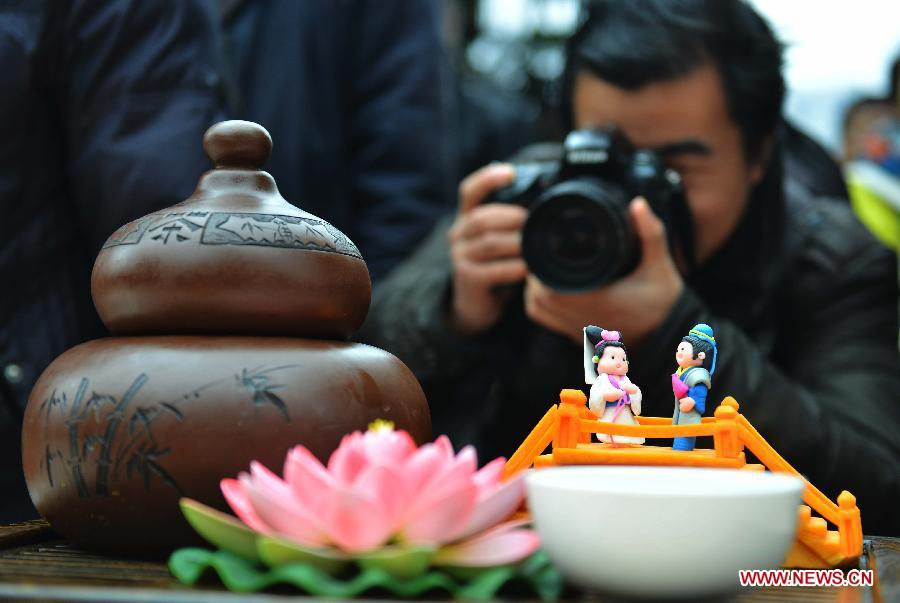 A photographer takes pitctures of a dish at a banquet in Hangzhou, capital of east China's Zhejiang Province, Feb. 12, 2013. To celebrate the Spring Festival, or the Chinese Lunar New Year, some restaurants in Hangzhou offered free dishes to visitors for taste. (Xinhua/Shi Jianxue)