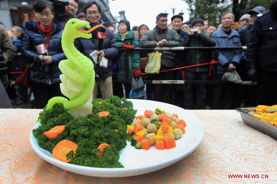 Photo taken on Feb. 12, 2013 shows a dish at a banquet in Hangzhou, capital of east China's Zhejiang Province. To celebrate the Spring Festival, or the Chinese Lunar New Year, some restaurants in Hangzhou offered free dishes to visitors for taste. (Xinhua/Wu Huang)