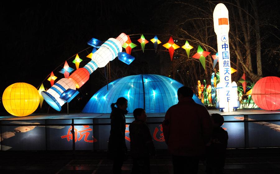 Visitors view the lanterns during a lantern show held to celebrate the Spring Festival, or the Chinese Lunar New Year, in Zhengzhou City, capital of central China's Henan Province, Feb. 12, 2013. (Xinhua/Zhu Xiang) 
