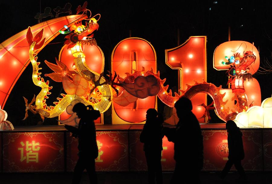 Visitors view the lanterns during a lantern show held to celebrate the Spring Festival, or the Chinese Lunar New Year, in Zhengzhou City, capital of central China's Henan Province, Feb. 12, 2013. (Xinhua/Zhu Xiang) 