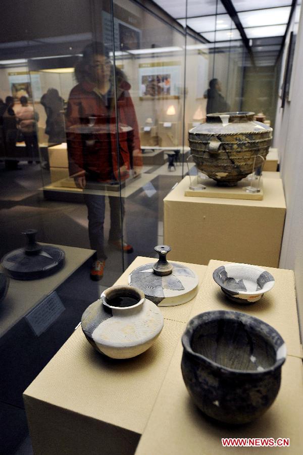 Citizens view artworks at the Shanxi Museum in Taiyuan, capital of north China's Shanxi Province, Feb. 12, 2013. Some citizens spent their Spring Festival holiday by viewing exhibitions in museums. (Xinhua/Zhan Yan)