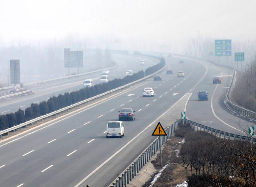 Vehicles run on the G5 Express Way connecting Beijing to southwest China's Kunming City in Baoding of north China's Hebei Province, Feb. 13, 2013. Travel peak emerged in multiple express ways in China as people started the return trips to their workplaces prior to the end of the Spring Festival holiday. (Xinhua/Zhu Xudong) 