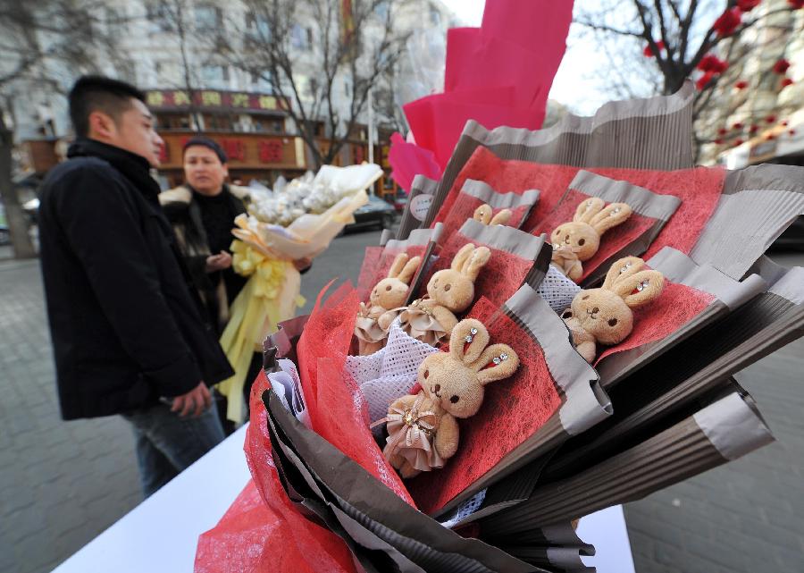 A bunch of bunny dolls in the shape of bouquet is seen at a flower stall on a street in Yinchuan, capital of northwest China's Ningxia Hui Autonomous Region, Feb. 13, 2013. Florists in Yinchuan began their preparation of bouquets for the upcoming Valentine's Day. (Xinhua/Peng Zhaozhi) 