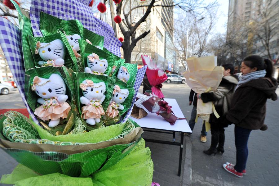  A bunch of kitten dolls in the shape of bouquet is seen at a flower stall on a street in Yinchuan, capital of northwest China's Ningxia Hui Autonomous Region, Feb. 13, 2013. Florists in Yinchuan began their preparation of bouquets for the upcoming Valentine's Day. (Xinhua/Peng Zhaozhi) 