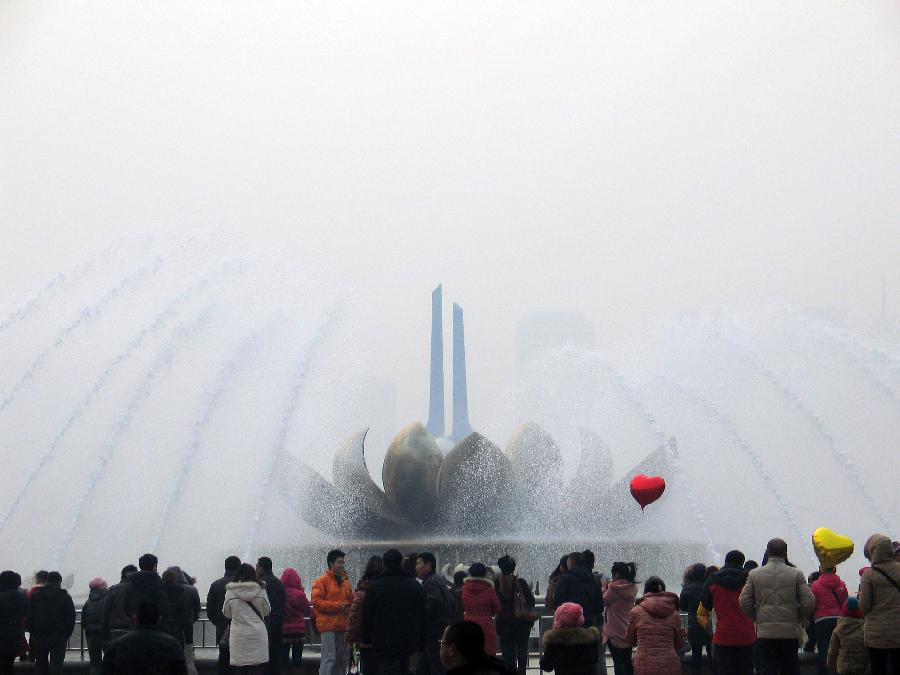 A musical water fountain entertains visitors in Jinan, capital of east China's Shandong Province, Feb. 10, 2013. People in China are enjoying the week-long holiday of Spring Festival, or Chinese Lunar New Year. Numerous travelers has crammed in tourism sites across the country. (Xinhua/Zhu Jinming) 