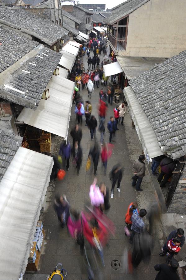 Tourists are seen on the street of Qingyan Town in Guiyang, capital of southwest China's Guizhou Province, Feb. 13, 2013. Large amount of tourists visited the time-honored Qingyan Town during the Spring Festival holiday. (Xinhua/Ou Dongqu) 