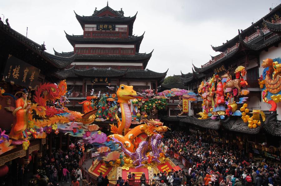 People visit Chenghuangmiao, or Town God Temple, in Shanghai, east China, Feb. 12, 2013. People in China are enjoying the week-long holiday of Spring Festival, or Chinese Lunar New Year. Numerous travelers has crammed in tourism sites across the country. (Xinhua/Li Zili)
