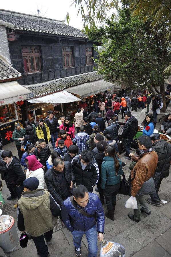 Tourists are seen on the street of Qingyan Town in Guiyang, capital of southwest China's Guizhou Province, Feb. 13, 2013. Large amount of tourists visited the time-honored Qingyan Town during the Spring Festival holiday. (Xinhua/Ou Dongqu)