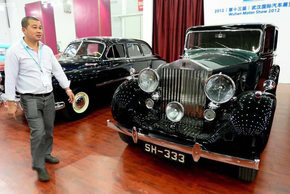 The Rolls-Royce Ghost, which was made in 1939, is shown at the 2012 Wuhan Motor Show in Wuhan, Hubei province, on Oct 13. [Zhou Guoqiang / For China Daily]
