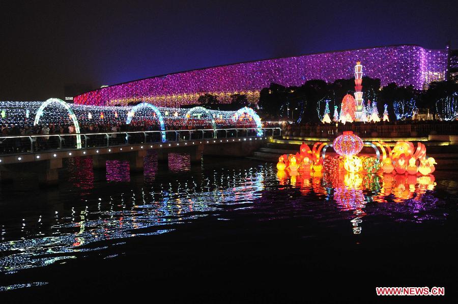 Visitors view the lanterns during a lantern show held to celebrate the Spring Festival, or the Chinese Lunar New Year, in Suzhou, east China's Jiangsu Province, Feb. 13, 2013. (Xinhua/Hang Xingwei)