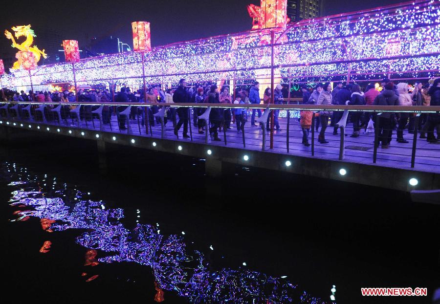 Visitors view the lanterns during a lantern show held to celebrate the Spring Festival, or the Chinese Lunar New Year, in Suzhou, east China's Jiangsu Province, Feb. 13, 2013. (Xinhua/Hang Xingwei) 