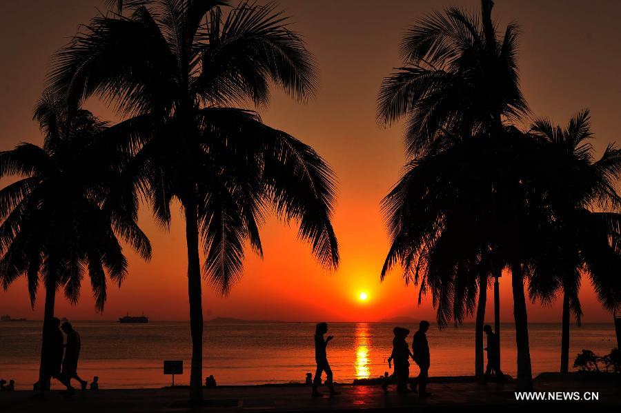 Photo taken on Feb. 13, 2013 shows the sunset scene on the sea near Sanya City in south China's Hainan Province. (Xinhua/Hou Jiansen) 