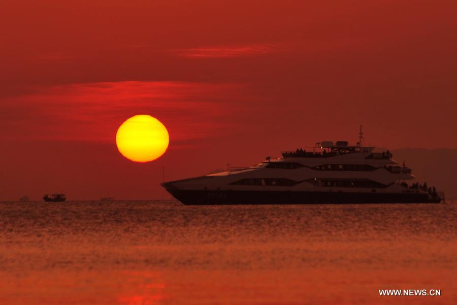 Photo taken on Feb. 13, 2013 shows the sunset scene on the sea near Sanya City in south China's Hainan Province. (Xinhua/Hou Jiansen)