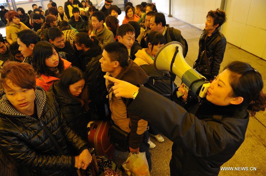 Passengers wait for entering Guiyang Railway Station in Guiyang, capital of southwest China's Guizhou Province, Feb. 15, 2013. China's railways will be tested Friday, when passenger flows peak at the end of the Spring Festival holiday. Some 7.41 million trips will be made on the country's railways with travelers returning to work as the week-long Lunar New Year celebration draws to a close, the Ministry of Railways said. (Xinhua/Ou Dongqu)  