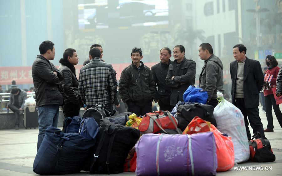Migrant workers wait at Zhengzhou Railway Station in Zhengzhou, capital of central China's Henan Province, Feb. 15, 2013. China's railways will be tested Friday, when passenger flows peak at the end of the Spring Festival holiday. Some 7.41 million trips will be made on the country's railways with travelers returning to work as the week-long Lunar New Year celebration draws to a close, the Ministry of Railways said. (Xinhua/Zhao Peng)