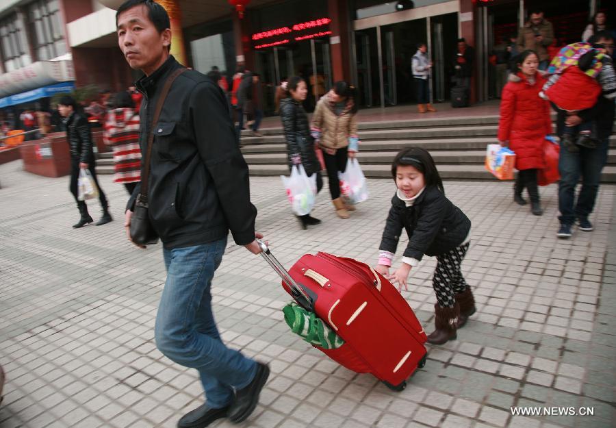 A young girl follows her parent at Nantong Coach Station in Nantong, east China's Jiangsu Province, Feb. 15, 2013. Many children travel with their families during the Spring Festival travel rush. The Spring Festival holiday came to an end on Friday. (Xinhua/Cui Genyuan) 