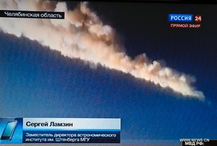 A TV grab shows the trail of a meteorite falling in the Chelyabinsk Region, Russia, Feb. 15, 2013. Some 50 people have sought medical assistance after a meteorite burst into the sky over Russia's Urals region, the Interior Ministry said Friday. (Xinhua) 