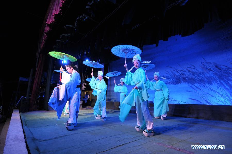 Actors perform Hainan Opera in Songmei Village of Lingao County, south China's Hainan Province, Feb. 14, 2013. A group of performers from Hainan Opera Theatre went on a ten-day tour performance in ten villages of Hainan Province. (Xinhua/Wei Hua) 