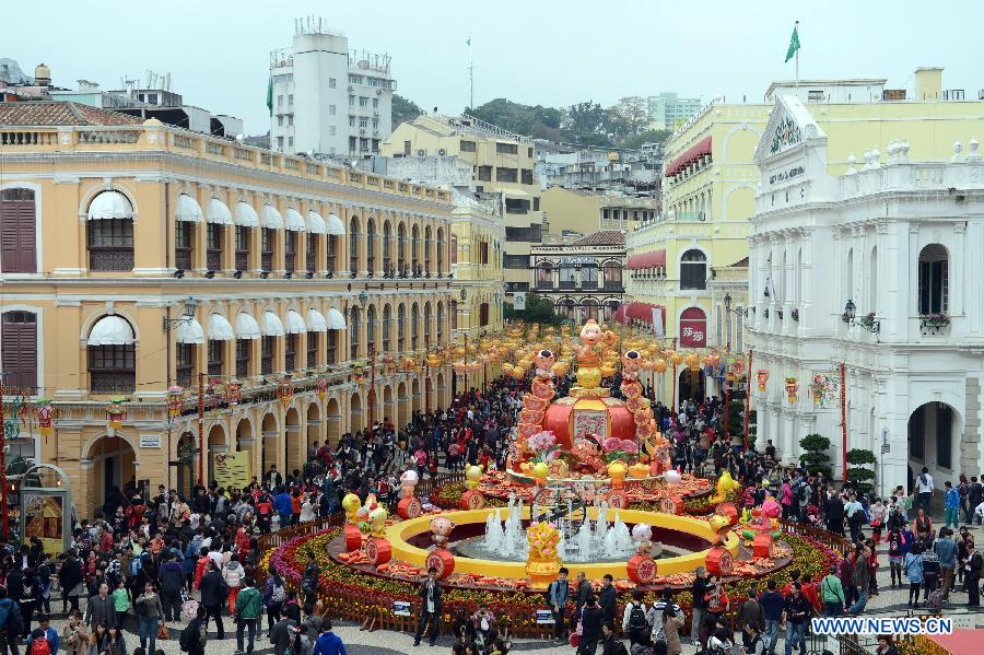 Tourists visit a scenic spot during the Spring Festival holidays in Macao, south China, Feb. 14, 2013. According to the statistics, the totoal number of people entering and exiting all ports of Macao reached 257,000 Thursday. (Xinhua/Cheong Kam Ka) 