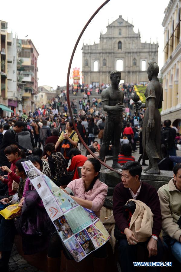 Tourists visit a scenic spot during the Spring Festival holidays in Macao, south China, Feb. 14, 2013. According to the statistics, the totoal number of people entering and exiting all ports of Macao reached 257,000 Thursday. (Xinhua/Cheong Kam Ka)