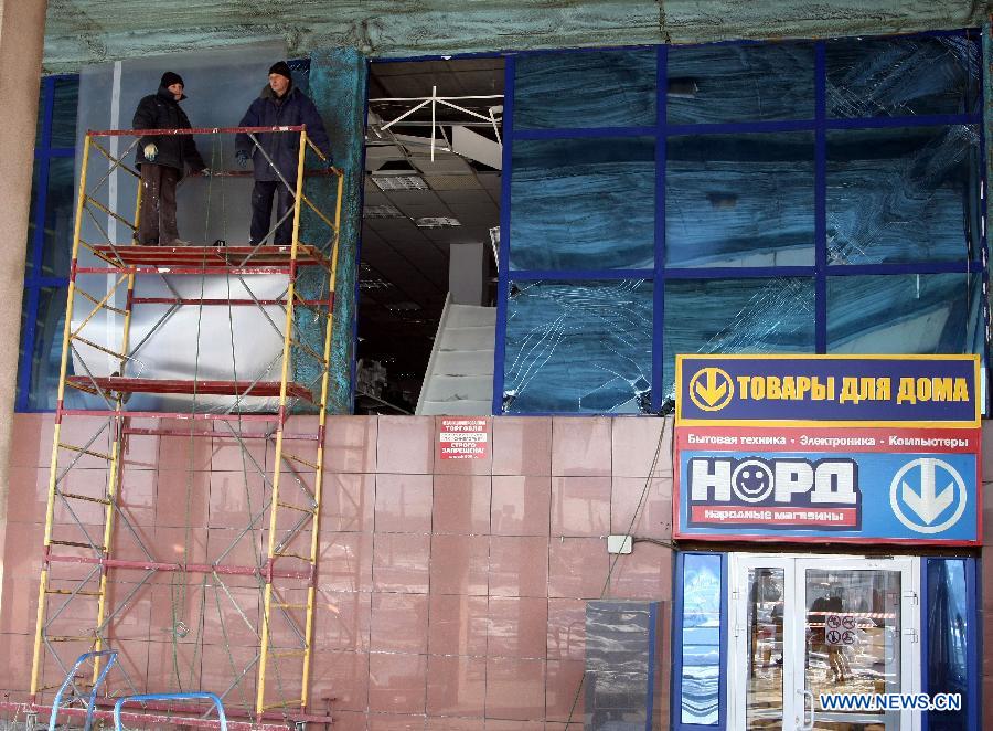 Workers repair windows broken by a shock wave from a meteor explosion in Chelyabinsk, about 1500 km east of Moscow, on Feb. 15, 2013. Injuries caused by a fallen meteorite in Russia's Urals region have risen to around 1,000, including over 200 children, the Russian Interior Ministry said on Friday. (Xinhua/RIA) 