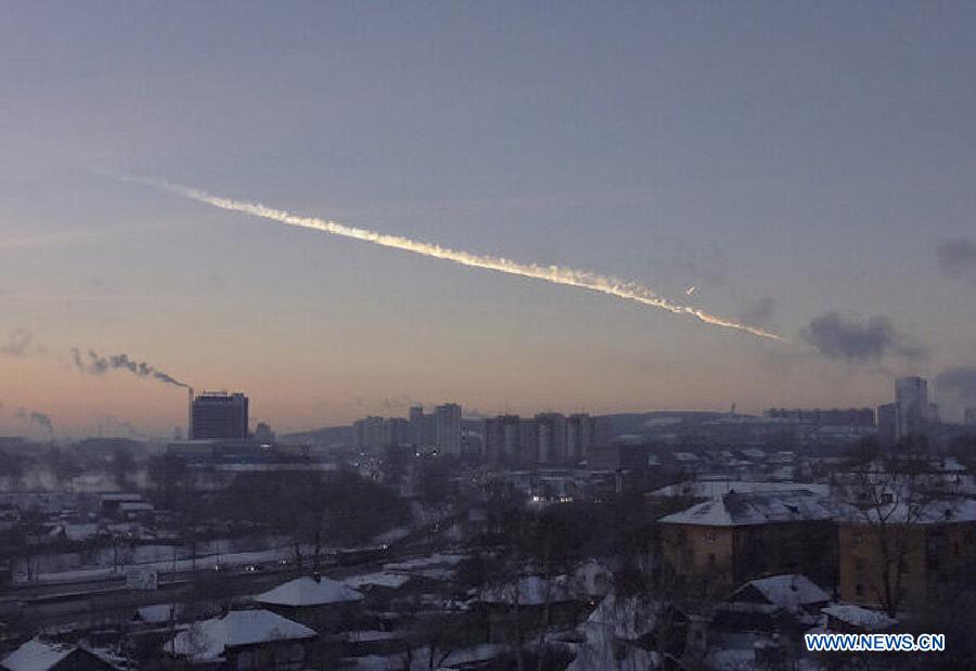 A meteorite contrail is seen over the Urals city of Chelyabinsk, about 1,500 km east of Moscow, on Feb. 15, 2013. Injuries caused by a fallen meteorite in Russia's Urals region have risen to around 1,000, including over 200 children, the Russian Interior Ministry said on Friday. (Xinhua/RIA) 