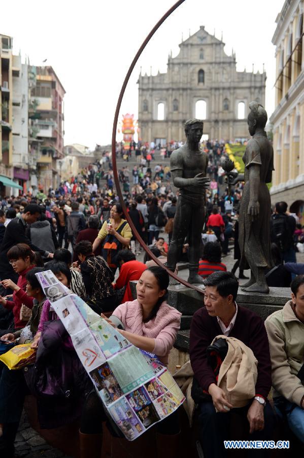 Tourists visit a scenic spot during the Spring Festival holidays in Macao, south China, Feb. 14, 2013. According to the statistics, the totoal number of people entering and exiting all ports of Macao reached 257,000 Thursday. (Xinhua/Cheong Kam Ka) 