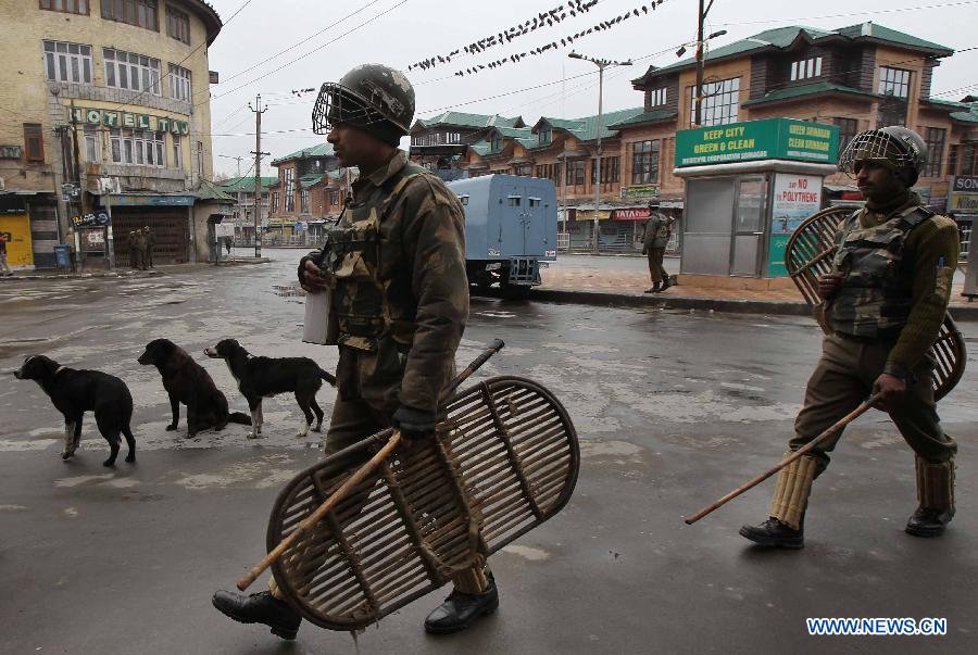 Indian paramilitary soldiers patrol during a curfew in Srinagar, the summer capital of Indian-controlled Kashmir, Feb. 15, 2013. Authorities have imposed strict curfew and restriction to stop a protest march by Kashmiri separatist group Hurriyat (Freedom) Conference. Hurriyat (Freedom) Conference had given a call for march against Kashmiri leader Afzal Guru's hanging. Afzal Guru was hanged on February 9, 2013 for an attack on the Indian parliament in 2001, which killed nine people. (Xinhua/Javed Dar) 