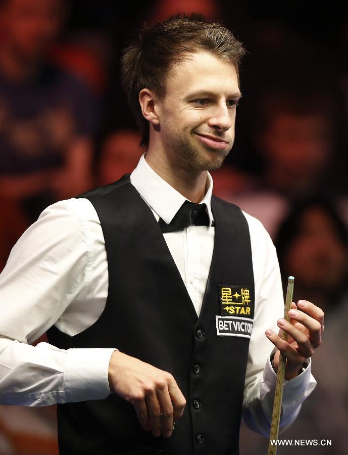 Judd Trump of England observes during the quarterfinals of 2013 Welsh Snooker Open against Pankaj Advani of India at Newport Cetre in Newport, south Wales, Britain on Feb. 15, 2013. Judd Trump won 5-2.(Xinhua/Wang Lili) 