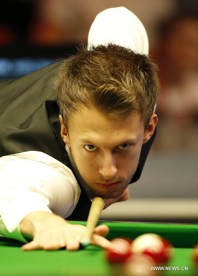 Judd Trump of England competes during the quarterfinals of 2013 Welsh Snooker Open against Pankaj Advani of India at Newport Cetre in Newport, south Wales, Britain on Feb. 15, 2013. Judd Trump won 5-2.(Xinhua/Wang Lili) 