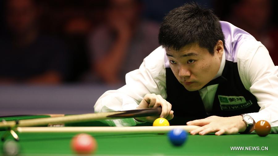 Ding Junhui of China competes during the quarterfinals of 2013 Welsh Snooker Open against Robert Milkins of England at Newport Cetre in Newport, south Wales, Britain on Feb. 15, 2013. Ding won 5-1.(Xinhua/Wang Lili) 