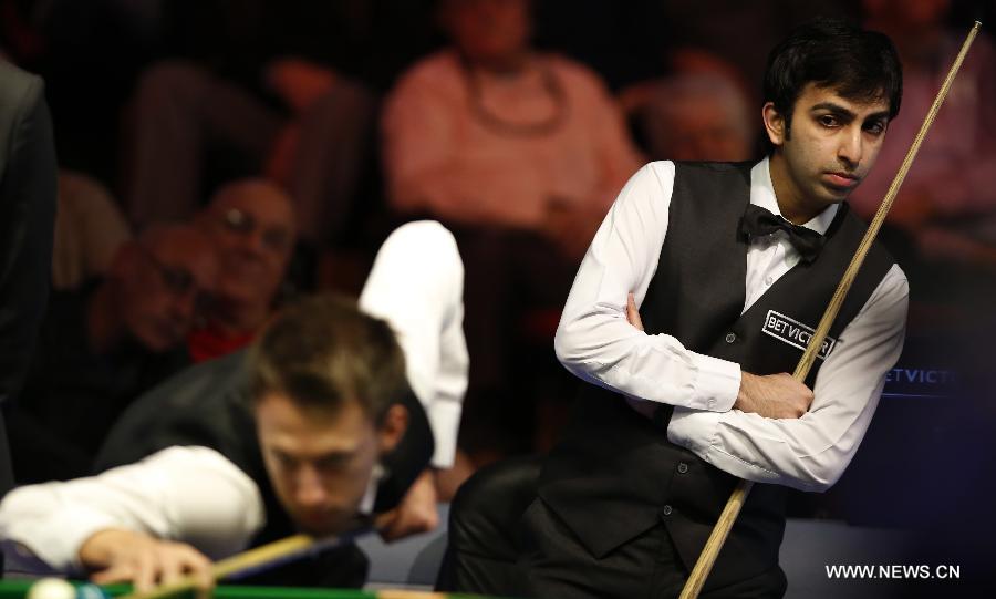 Pankaj Advani (R) of India watches as Judd Trump of England plays during the Quarterfinals of 2013 Welsh Snooker Open at Newport Cetre in Newport, south Wales, Britain on Feb. 15, 2013. Pankaj Advani lost 2-5.(Xinhua/Wang Lili) 