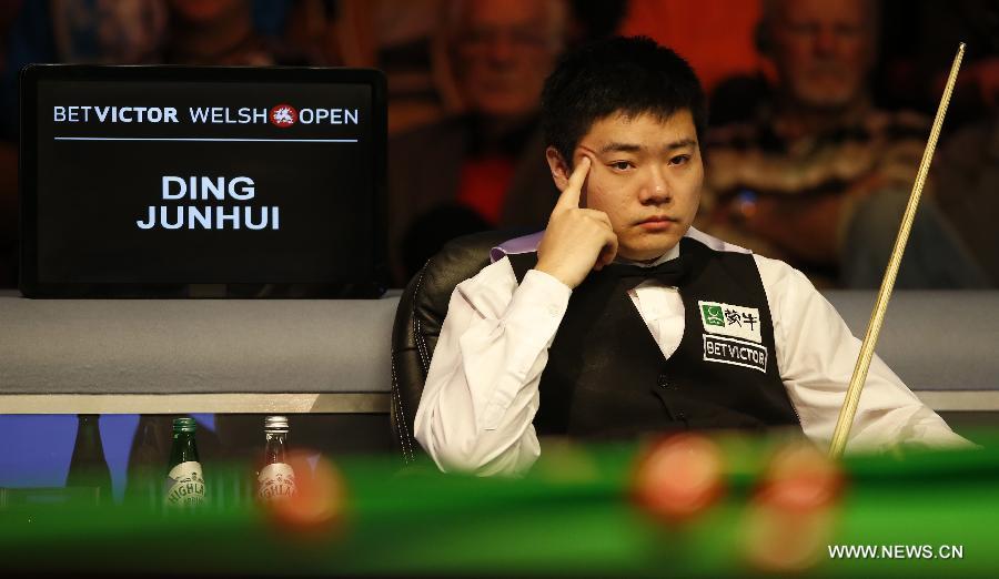 Ding Junhui of China competes during the quarterfinals of 2013 Welsh Snooker Open against Robert Milkins of England at Newport Cetre in Newport, south Wales, Britain on Feb. 15, 2013. Ding won 5-1.(Xinhua/Wang Lili) 