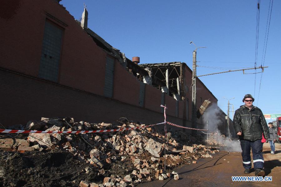 A rescuer works near buildings damaged after a meteor explosion in Chelyabinsk, about 1,500 km east of Moscow, on Feb. 15, 2013. Injuries caused by a fallen meteorite in Russia's Urals region have risen to around 1,200, including over 200 children, the Russian Interior Ministry said on Friday. (Xinhua/RIA)  